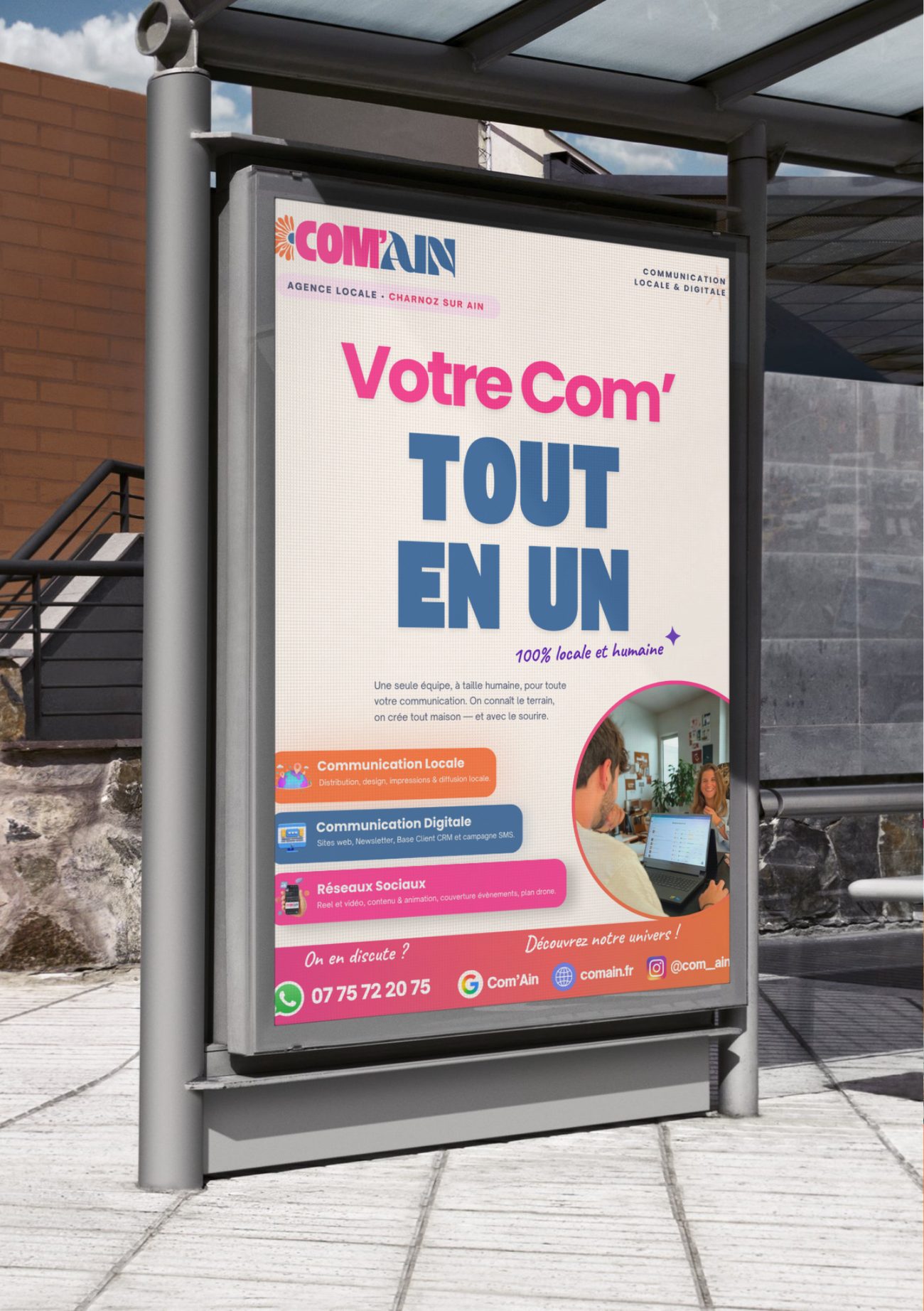 Affichage publicitaire Com'Ain sur un abribus à Meximieux