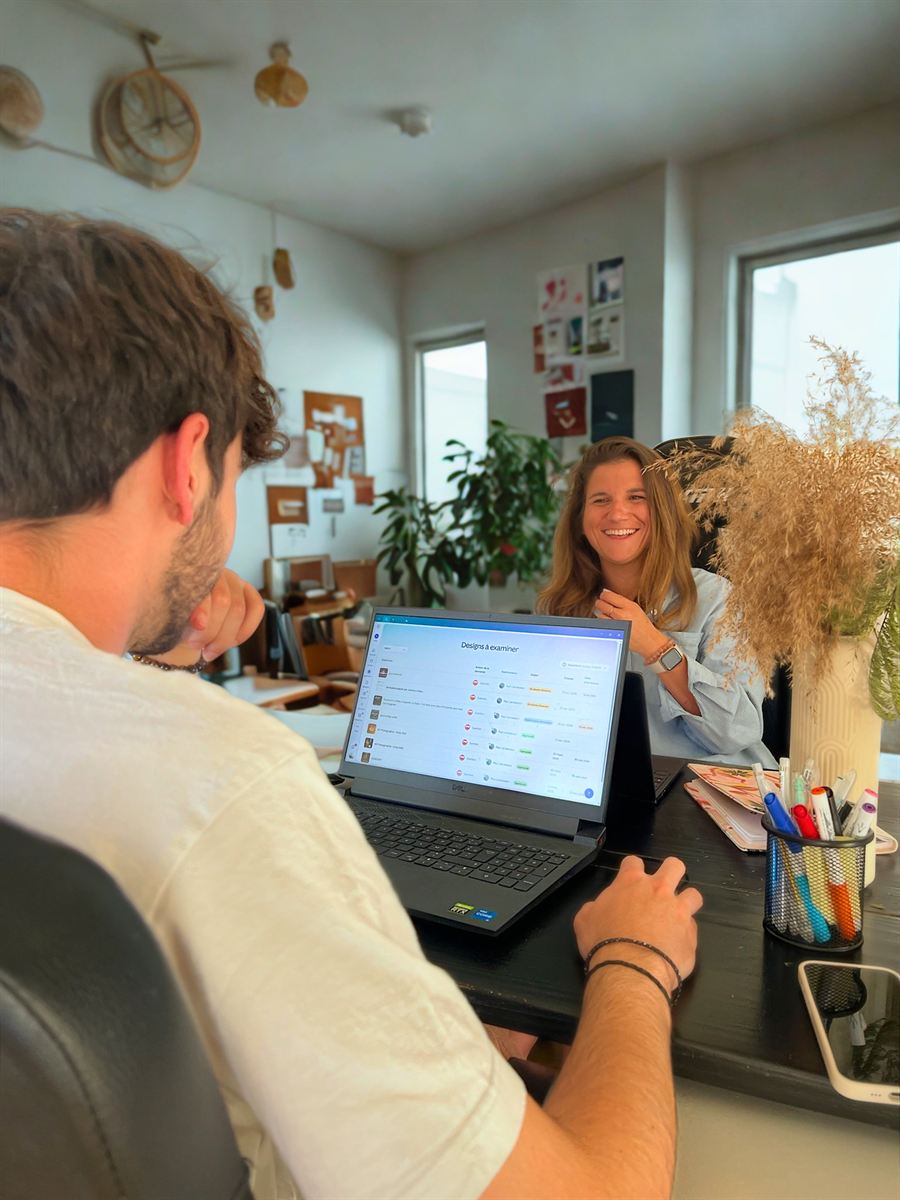 Lise et Robin en pleine séance de travail au bureau de Com'Ain